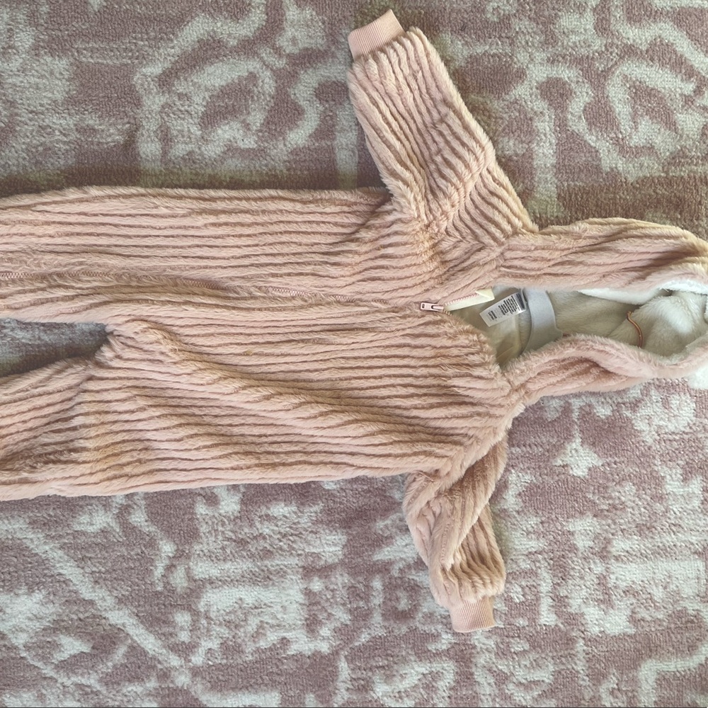 🌟NEVER BEEN WORN🌟 fuzzy pink girl onesie